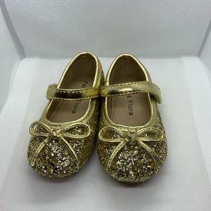 Sparkling gold little girl’s shoes